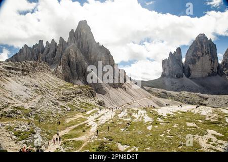 Monte Paterno e tre cime di Lavaredo viste dal rifugio Locatelli Parco dolomiti di Sesto Foto Stock