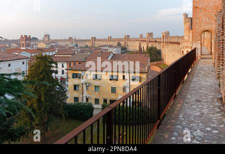 Passerella delle mura medievali di Cittadella, in Veneto, Italia Foto Stock