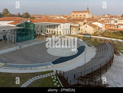 Municipio e teatro all'aperto di Cittadella, Italia, con la cattedrale e le mura medievali sullo sfondo Foto Stock