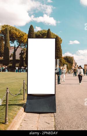 Simulazione vuota di verticale con area di spazio per la copia per il messaggio di testo o il contenuto promozionale accanto alla strada di giorno. Pisa, Italia. Foto di alta qualità Foto Stock