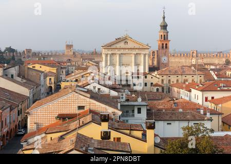 CITTADELLA, Italia -. 20 febbraio 2023: Vista sul quartiere storico, con la cattedrale e le mura medievali della città sullo sfondo Foto Stock