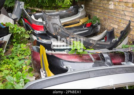 Rottamazione di paraurti. Scarico auto a motore, cimitero Foto Stock