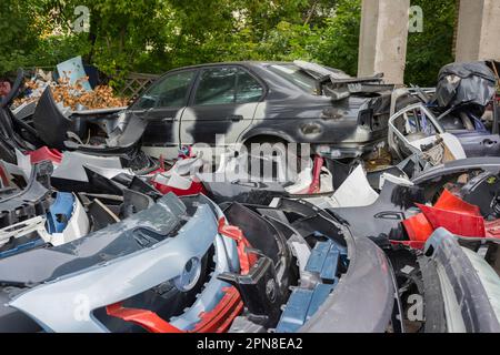 Rottamazione di paraurti. Scarico auto a motore, cimitero Foto Stock