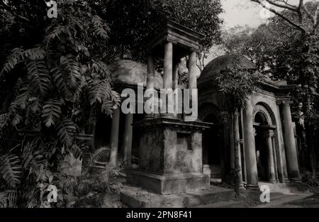 Tombe, monumenti appartenenti ai soldati britannici, amministratori, e le loro famiglie South Park Street cimitero a Calcutta, Kolkata, India, Asia Foto Stock