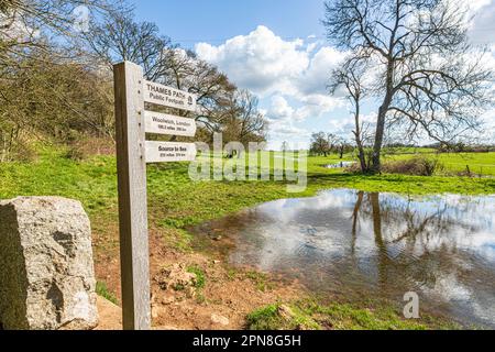L'inizio del percorso del Tamigi lunga distanza sentiero a piedi alla sorgente del Tamigi a Tamigi testa sul Cotswolds vicino a Kemble, Gloucestershir Foto Stock
