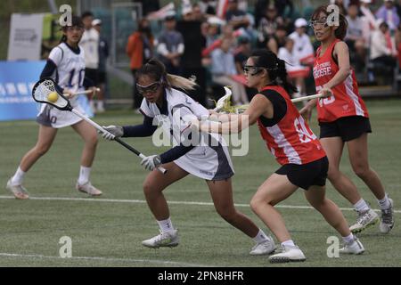 Finale femminile: Hong Kong WRT (camicia rossa) batte il cinese Tai Pei di 14-6 all'Hong Kong Lacrosse Open di Tseung Kwan O. l'immagine mostra Yang Jie-yu di Taipei (#1) in azione. 10APR23 SCMP/Xiaomei Chen Foto Stock