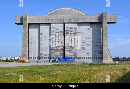 TUSTIN, CALIFORNIA - 16 Apr 2023: Un camion Goodyear Airship Operations presso l'ex USMCAS Blimp Hangar 2 a Tustin, Foto Stock