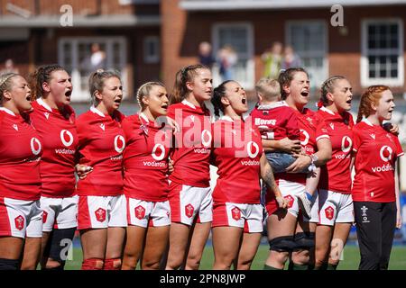 National Anthem prima del Galles 3 v 59 Inghilterra. Cardiff Arms Park. Kelsey Jones, Gwenllian Pyrs, Elinor Snowsill, Lowri Norkett, Lisa Neumann, Le Foto Stock