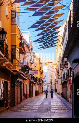 Tende sulla strada per fornire ombra. Vecchia strada nel centro storico di badajoz. Badajoz, Estremadura, Spagna, Europa Foto Stock