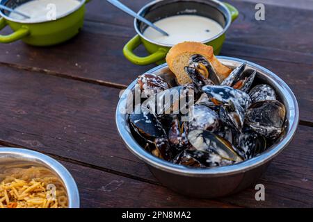 Cozze fresche in salsa di panna Foto Stock