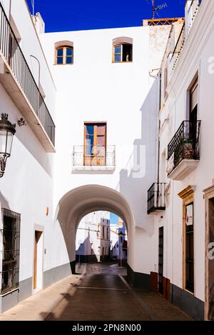 Via Duque de Cadaval e Puerta de Gracia, porta di Grace, una delle quattro porte antiche della cittadella medievale. Olivenza, Badajoz, Estremadura, Spagna Foto Stock