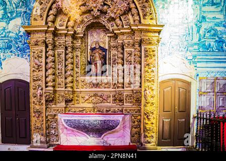Cappella nella navata. Navata e altare. La chiesa di Santa María Magdalena nella piazza omonima. Costruito in stile Manueline, che deriva da Foto Stock