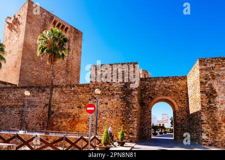 Porta di San Sebastian. Fa parte delle mura medievali di Olivenza, visibili all'esterno delle mura. Olivenza, Badajoz, Estremadura, Spagna, Europa Foto Stock