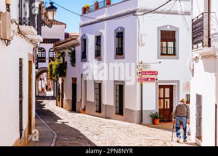 Jerez Street e Arco de Jerez sullo sfondo. Vista intramurale, l'Arco di Jerez, arco di Jerez, di Zafra è l'unica porta che è stata conservata Foto Stock