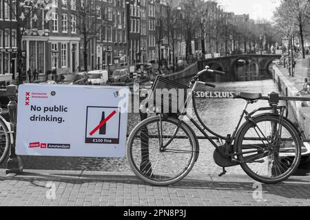 No Public drinking 100 Euro fine segno sul ponte sul canale ad Amsterdam, Olanda, Olanda in aprile - colore selettivo, colore popping Foto Stock