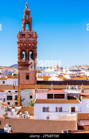 Veduta aerea della città di Jerez de los Caballeros evidenziando il campanile della Chiesa di San Miguel. Jerez de los Caballeros, Badajoz, Estremad Foto Stock