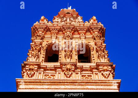 Particolare del campanile barocco. La Chiesa di San Miguel Arcángel è un tempio cattolico in stile barocco. Jerez de los Caballeros, Badajoz, Estremadu Foto Stock