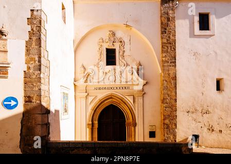 Facciata nord. La Chiesa di San Miguel Arcángel è un tempio cattolico in stile barocco. Jerez de los Caballeros, Badajoz, Estremadura, Spagna, Europa Foto Stock