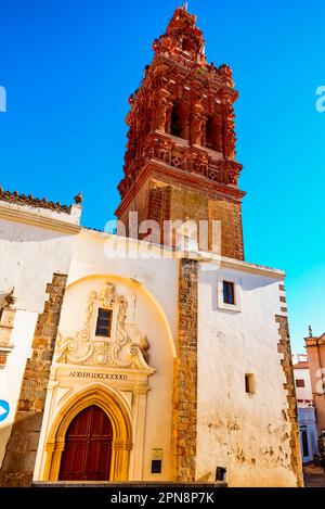 Facciata nord e il campanile barocco. La Chiesa di San Miguel Arcángel è un tempio cattolico in stile barocco. Jerez de los Caballeros, Badajoz, ex Foto Stock