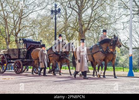 Londra, Regno Unito. 17th Apr, 2023. Una carrozza trainata da cavalli passa attraverso il Mall durante le prove per l'incoronazione di Re Carlo III e della Regina Camilla, che si svolge il 6th maggio. Credit: SOPA Images Limited/Alamy Live News Foto Stock