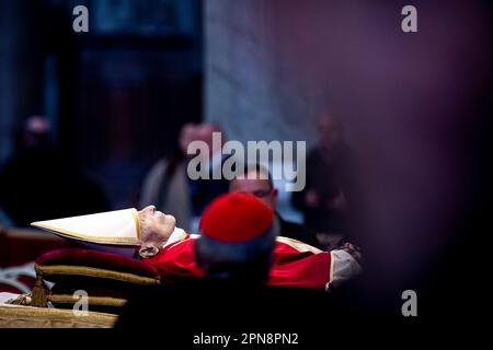 Il corpo di Papa Emerito Benedetto XVI si trova in San Basilica di Pietro in Vaticano, il 3 gennaio 2023. Foto Stock