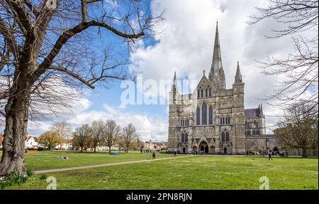 Salisbury Cathedral visto da West Walk, Salisbury, Wiltshire, Regno Unito il 15 aprile 2023 Foto Stock