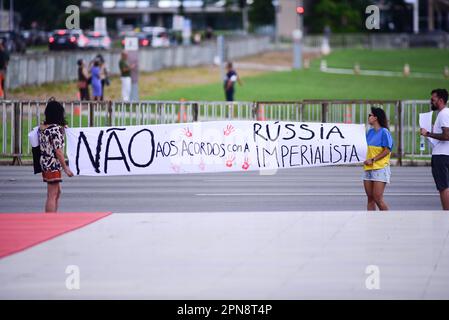 Brasilia, Brasile. 17th Apr, 2023. Brasília, DF - 17.04.2023: CHANCELER RUSSO SHERGEY LAVROV NO BRASIL - Foto, manifestanti che protestano contro la guerra in Ucraina di fronte all'Itamaraty questo lunedì (17) il cancelliere russo Shergey Lavrov ha un incontro con il ministro degli Affari esteri, Mauro Vieira, al Palazzo Itamaraty di Brasília. (Foto: Ton Molina/Fotoarena) Credit: Foto Arena LTDA/Alamy Live News Foto Stock