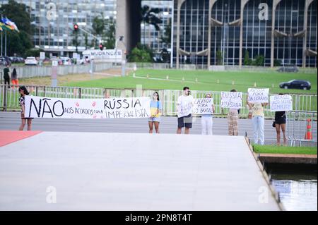 Brasilia, Brasile. 17th Apr, 2023. Brasília, DF - 17.04.2023: CHANCELER RUSSO SHERGEY LAVROV NO BRASIL - Foto, manifestanti che protestano contro la guerra in Ucraina di fronte all'Itamaraty questo lunedì (17) il cancelliere russo Shergey Lavrov ha un incontro con il ministro degli Affari esteri, Mauro Vieira, al Palazzo Itamaraty di Brasília. (Foto: Ton Molina/Fotoarena) Credit: Foto Arena LTDA/Alamy Live News Foto Stock