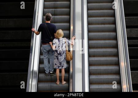 Scale mobili nel Museo Nazionale di Singapore. Singapore. Foto Stock