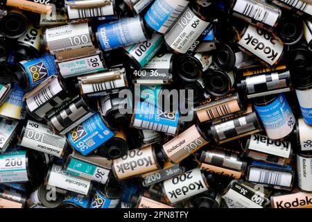 Vecchi canister di processo kodak da 35 mm con pellicola a colori da C41 mm. Fotografia d'epoca. Singapore. Foto Stock