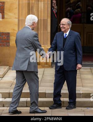 L'ex presidente degli Stati Uniti Bill Clinton (a sinistra) incontra l'ex senatore americano George Mitchell, durante la conferenza internazionale di tre giorni alla Queen's University Belfast per celebrare il 25th° anniversario dell'accordo Belfast/Venerdì Santo. Foto Stock