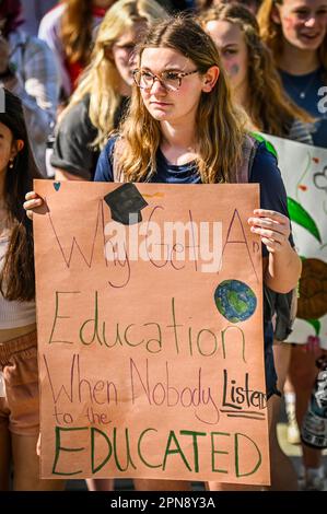 I giovani del 2023° Rally for the Planet della Youth lobby presso la Vermont state House, Montpelier, VT, USA, invitano a un'azione legislativa sul cambiamento climatico. Foto Stock