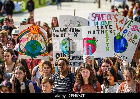 I giovani del 2023° Rally for the Planet della Youth lobby presso la Vermont state House, Montpelier, VT, USA, invitano a un'azione legislativa sul cambiamento climatico. Foto Stock