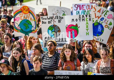 I giovani del 2023° Rally for the Planet della Youth lobby presso la Vermont state House, Montpelier, VT, USA, invitano a un'azione legislativa sul cambiamento climatico. Foto Stock