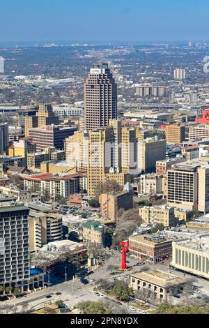 San Antonio, Texas, USA - Febbraio 2023: Vista aerea del centro di San Antonio con la rossa torcia della scultura amicizia in primo piano Foto Stock