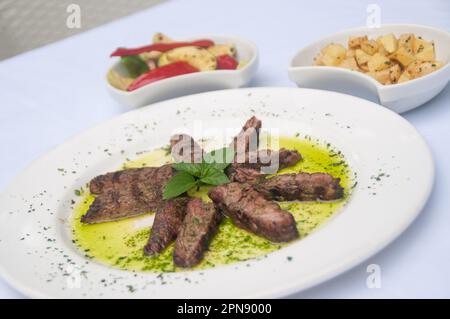 Bistecca con salsa di basilico Foto Stock