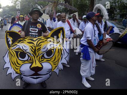 Kolkata, India. 15th Apr, 2023. Gli artisti partecipano ad una processione per celebrare la Giornata Mondiale dell'Arte. Il 15 aprile 2023 a Kolkata, India. (Credit Image: © Saikat Paul/eyepix via ZUMA Press Wire) SOLO PER USO EDITORIALE! Non per USO commerciale! Credit: ZUMA Press, Inc./Alamy Live News Foto Stock