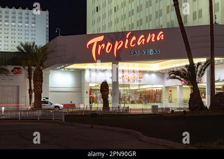 Una foto dell'entrata al Tropicana Las Vegas - un DoubleTree by Hilton Hotel di notte. Foto Stock