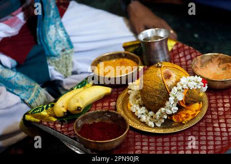 Sri Krishnan tempio indù. Offerte per Puja. Cerimonia indù. Singapore. Foto Stock