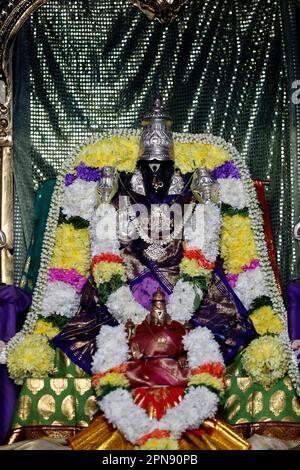 Sri Srinivasa tempio indù perumale. Lakshmi indù dea della prosperità, fortuna, ricchezza, potere, Amore, Abbondanza, bellezza e Maya. Singapore. Foto Stock