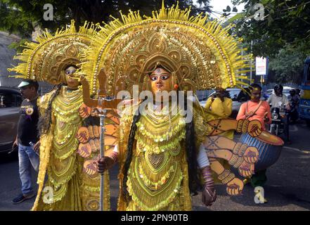 Kolkata, India. 15th Apr, 2023. Gli artisti partecipano ad una processione per celebrare la Giornata Mondiale dell'Arte. Il 15 aprile 2023 a Kolkata, India. (Credit Image: © Saikat Paul/eyepix via ZUMA Press Wire) SOLO PER USO EDITORIALE! Non per USO commerciale! Credit: ZUMA Press, Inc./Alamy Live News Foto Stock