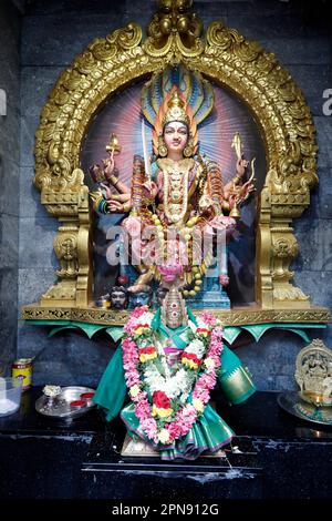 Sri Veeramakaliamman tempio indù. Mariamman; la dea della pioggia e della fertilità. Singapore. Foto Stock