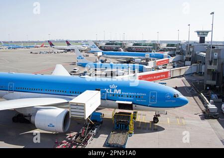 Schiphol, Paesi Bassi - 5 aprile 2023: Servizio su un aereo KLM, per prepararsi per il prossimo volo all'aeroporto di Schiphol Foto Stock