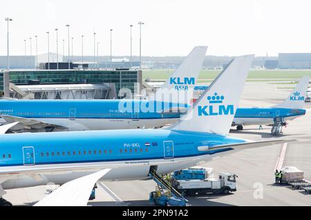 Schiphol, Paesi Bassi - 5 aprile 2023: Tre ali di coda degli aerei KLM all'aeroporto di Schiphol Foto Stock