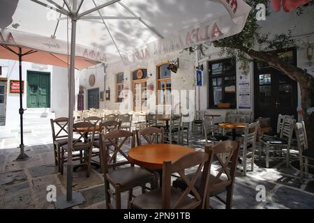 IOS, Grecia - 25 maggio 2021 : Vista della famosa piazza circondata da bar nella pittoresca isola di iOS Grecia Foto Stock