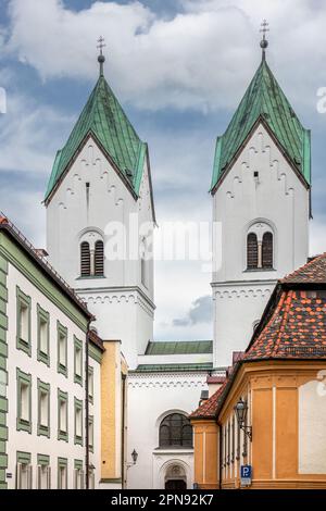 Torri della chiesa monastica di Santa Croce del convento di Niedernburg, ex abbazia benedettina, nel centro storico di Passau, Baviera, Ger Foto Stock