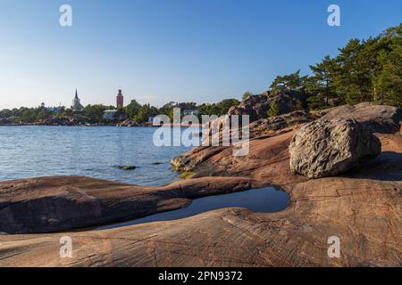 Paesaggio urbano, costa rocciosa e scogliere costiere a Puistovuori ad Hanko, Finlandia, in una giornata di sole in estate. Foto Stock