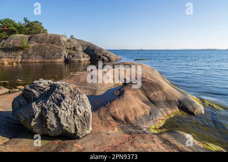 Bella roccia, costa rocciosa e scogliere costiere a Puistovuori a Hanko, Finlandia, in una giornata di sole in estate. Foto Stock