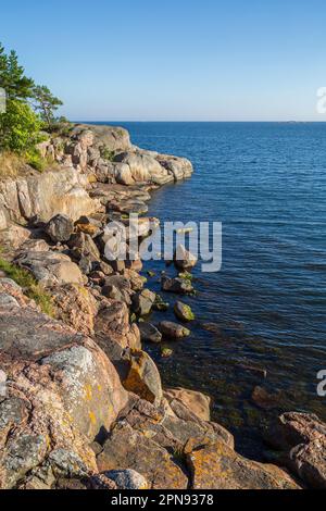 Costa rocciosa e scogliere costiere a Puistovuori a Hanko, Finlandia, in una giornata di sole in estate. Foto Stock
