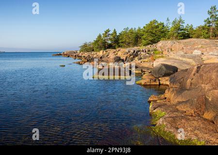 Costa rocciosa e scogliere costiere lungo il sentiero naturalistico di Tulliniemi che conduce al punto più meridionale della terraferma finlandese ad Hanko, Finlandia. Foto Stock